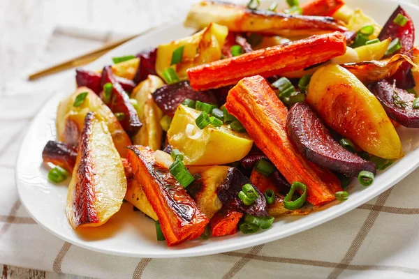 Close Grilled Sliced Beetroot Potato Wedges Parsnips Carrots Sprinkled Chopped — Stock Photo, Image