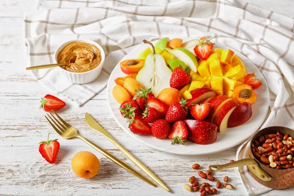 Gesundes Dessert Obstteller Mit Erdbeeren Mango Äpfeln Birnen Aprikosen Erdnussbutter — Stockfoto