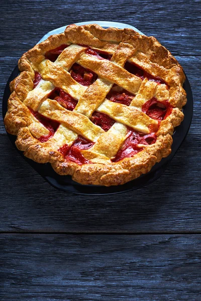 Torta Ruibarbo Morango Inteira Caseira Decorada Com Treliça Uma Mesa — Fotografia de Stock