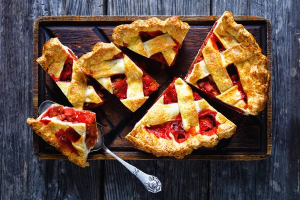 Rebanadas Caseras Pastel Ruibarbo Fresa Una Tabla Cortar Una Mesa — Foto de Stock