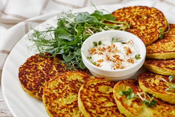 Gröna Ärtor Och Havregryn Pannkakor Ett Vitt Fat Med Vanlig — Stockfoto