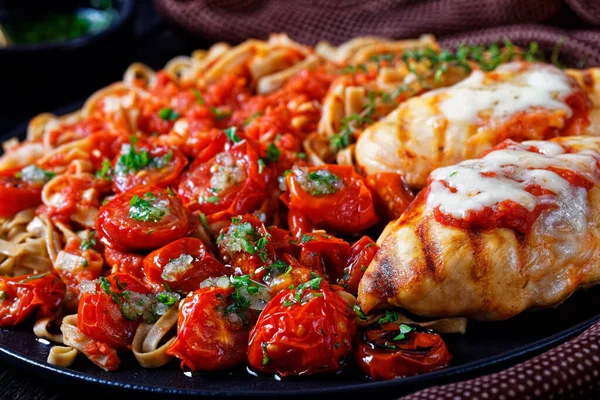 Tomates Cherry Horno Rematados Con Salsa Ajo Pechugas Pollo Parrilla — Foto de Stock