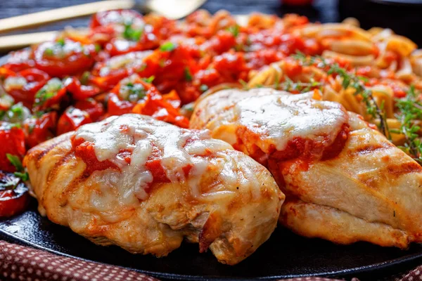 Jantar Italiano Saudável Peitos Frango Grelhados Com Queijo Mussarela Derretido — Fotografia de Stock