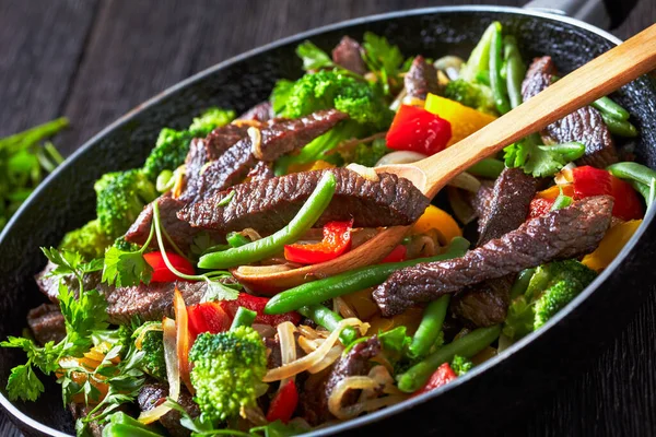 Fajitas Mexicanas Ternera Con Verduras Asadas Pimientos Dulces Amarillos Rojos — Foto de Stock