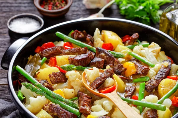 Close Spicy Beef Strips Stew New Potatoes Asparagus Cauliflower Black — Stok Foto