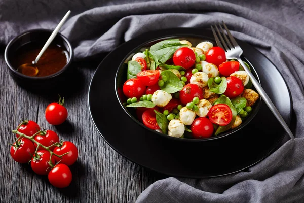 Prato Dietético Salada Caprese Italiana Com Espinafre Bebê Tomate Cereja — Fotografia de Stock