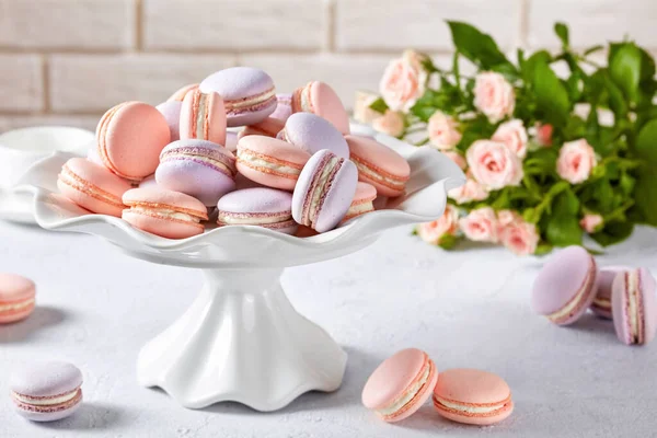 Pink Lavender Macarons Porcelain Cake Stand Table Beautiful Bouquet Roses — Stock Photo, Image