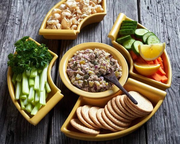 Ensalada Encurtidos Alcaparras Atún Servida Con Zanahorias Palitos Apio Pepino —  Fotos de Stock