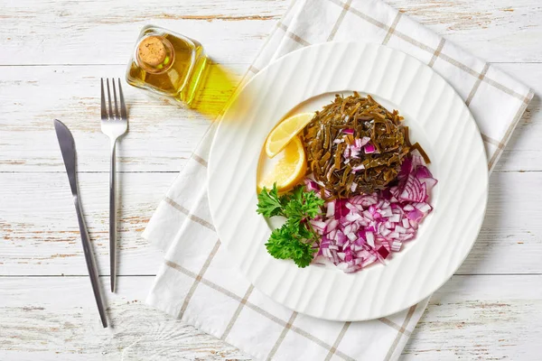 Salada Marinada Fácil Wakame Com Cebola Vermelha Picada Cunhas Limão — Fotografia de Stock