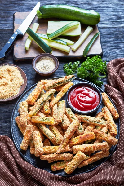 Crunchy Zucchini Sticks Breaded Panko Breadcrumbs Parmesan Cheese Spices Plate — Stock Photo, Image