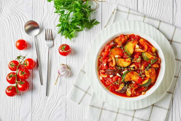 Ragoût Légumes Aubergine Oignon Courgettes Avec Sauce Tomate Ail Herbes — Photo