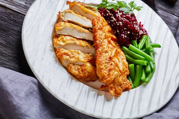 Kyckling Schnitzel Serveras Med Rödbetssallad Och Ångad Krispig Grön Böna — Stockfoto