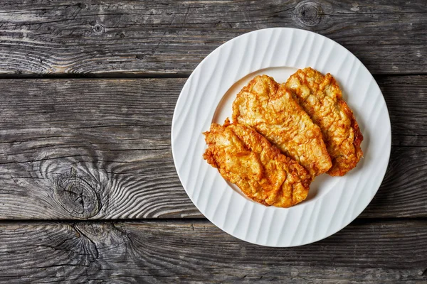 Sartén Pechugas Pollo Deshuesadas Fritas Chuletas Servidas Plato Blanco Sobre — Foto de Stock