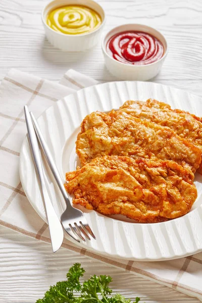 Zbliżenie Kotletów Skillet Fried Boneless Chicken Podawanych Białym Talerzu Drewnianym — Zdjęcie stockowe