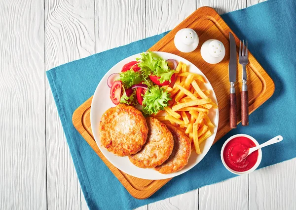 Kızarmış Hindi Burger Marul Salatası Patates Kızartması Ile Servis Ediliyor — Stok fotoğraf