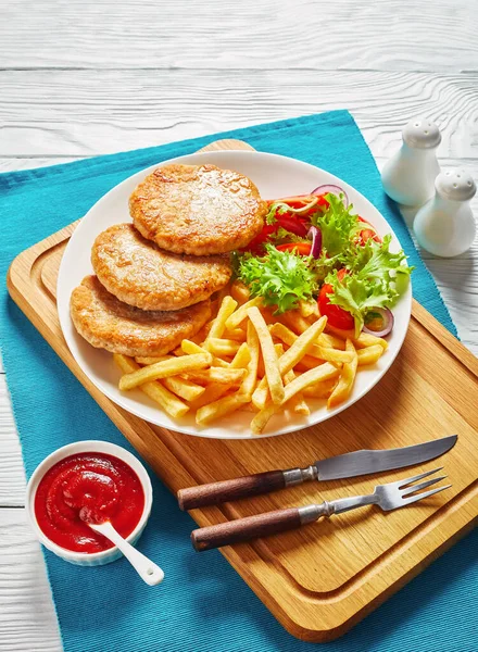 Insalata Lattuga Patatine Fritte Servite Con Tre Hamburger Tacchino Appena — Foto Stock