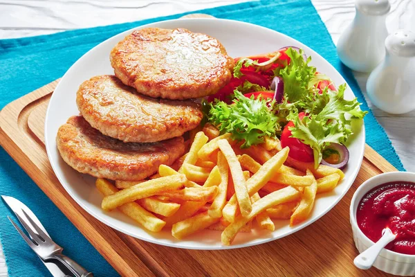 Domates Salatası Patates Kızartması Taze Kızarmış Hindi Burgeriyle Servis Edilir — Stok fotoğraf