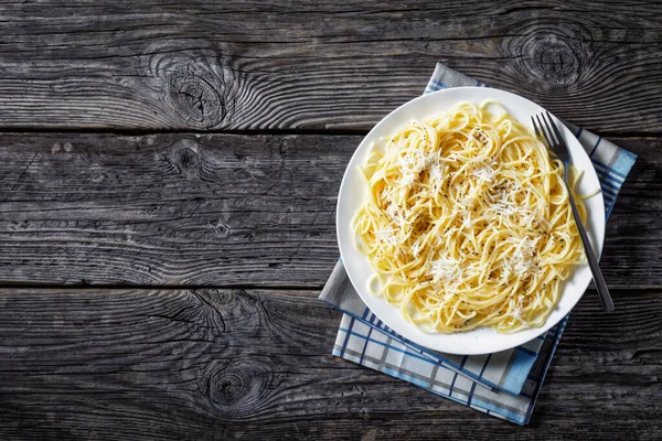 Creamy Spaghetti Cheese Dusted Ground Black Pepper White Plate Old — Stock Photo, Image