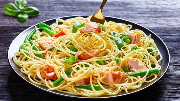 Zbliżenie Widelcowego Makaronu Spaghetti Zieloną Fasolą Łososia Świeżą Bazylią Wierzchu — Zdjęcie stockowe