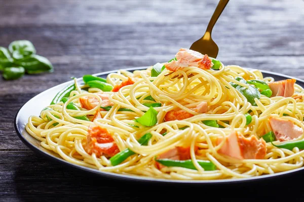 Makaron Łososia Spaghetti Fasola Zielona Palona Ryba Czosnek Świeżą Bazylią — Zdjęcie stockowe