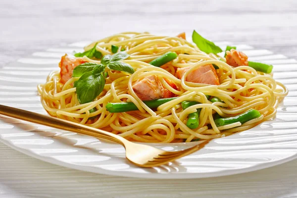 Zdrowa Kolacja Restauracji Makaron Łososia Spaghetti Zielona Fasola Prażona Ryba — Zdjęcie stockowe