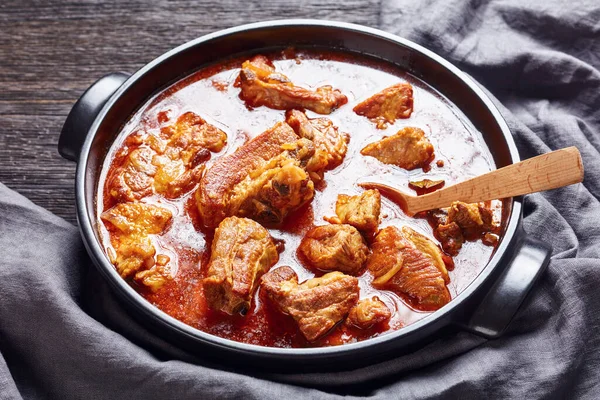 Trozos Carne Cerdo Estofada Horno Holandés Negro Sobre Una Mesa — Foto de Stock