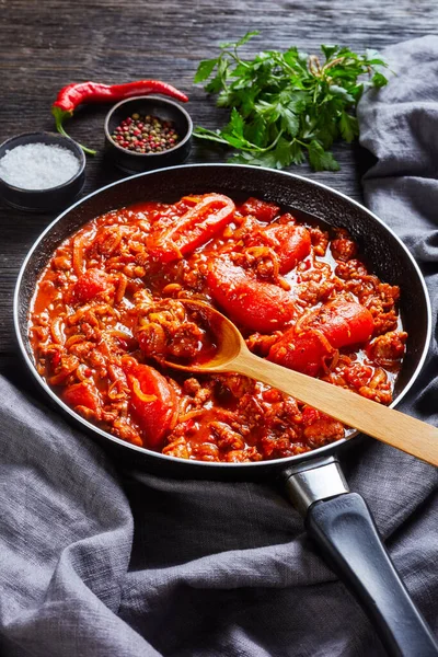 Ragout Met Hele Pruimtomaten Uienschijfjes Gemalen Italiaanse Varkensworstjes Specerijen Een — Stockfoto