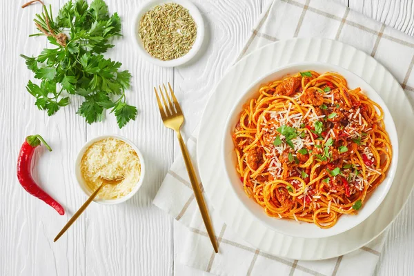 Spaghetti Con Ragù Con Pomodori Salsicce Maiale Italiano Macinate Cosparse — Foto Stock