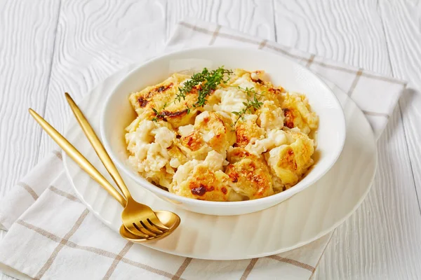 Vegan Cauliflower Cheese Gratin Garlic Thyme Served White Plate Golden — Stock Photo, Image