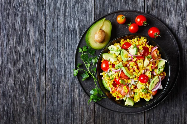 Heerlijke Zoete Maïs Salade Met Avocado Rode Plakjes Tomaten Een — Stockfoto