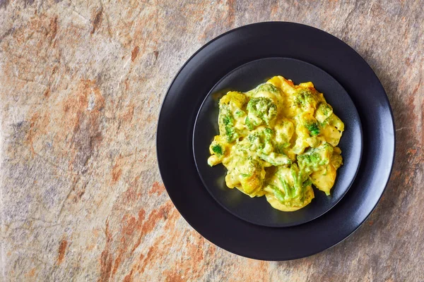 Portion Cheesy Broccoli Bake Broccoli Casserole Black Plate Table Horizontal — Stock Photo, Image