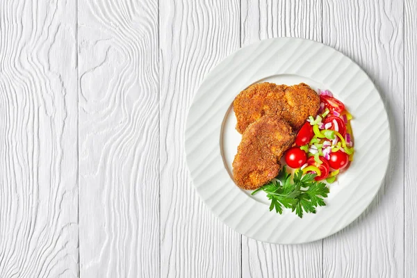 Domatesli Kuzu Pirzolası Kırmızı Soğan Yeşil Biber Salatası Beyaz Bir — Stok fotoğraf