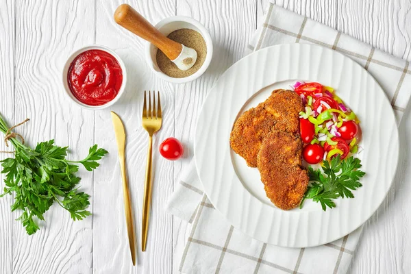 Costeletas Cordeiro Empanadas Servidas Com Tomate Cebola Vermelha Salada Pimenta — Fotografia de Stock