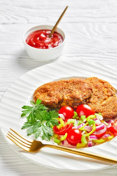 Domates Kırmızı Soğan Yeşil Biber Salatası Ile Servis Edilen Kuzu — Stok fotoğraf