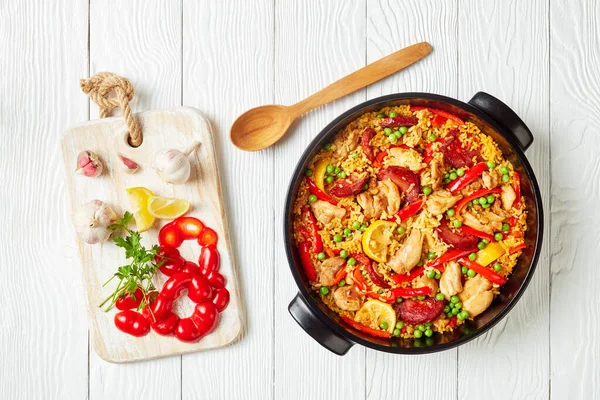 맛있는 스페인 파에야와 닭고기 넓적다리 소시지 접시에 야채와 — 스톡 사진