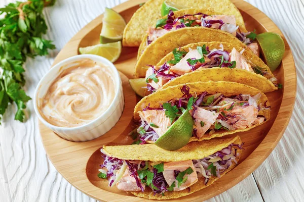 Fisch Tacos Mit Rotkohlsalat Mit Würziger Joghurtsoße Bestreut Mit Fein — Stockfoto