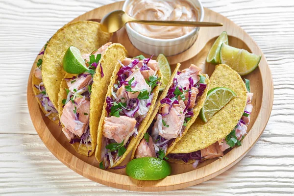 Fisch Tacos Mit Rotkohlsalat Mit Würziger Joghurtsoße Bestreut Mit Fein — Stockfoto