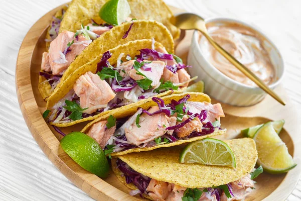 Nahaufnahme Von Lachstacos Mit Rotkohlsalat Mit Würziger Joghurtsoße Bestreut Mit — Stockfoto