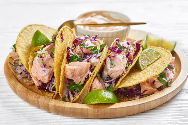 Nahaufnahme Von Fisch Tacos Mit Rotkohlsalat Mit Würziger Joghurtsoße Bestreut — Stockfoto