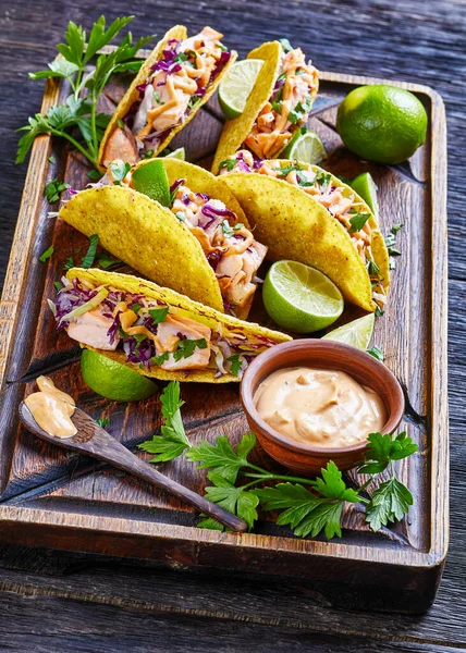 Tacos Salmón Con Ensalada Col Roja Con Salsa Yogur Picante —  Fotos de Stock