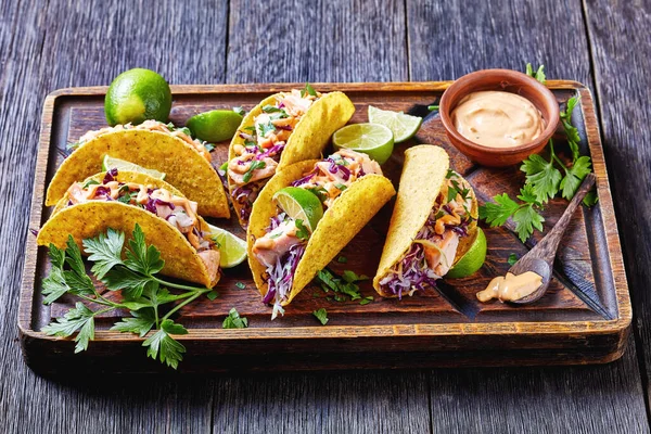 Tacos Salmón Con Ensalada Col Roja Rallada Con Salsa Yogur —  Fotos de Stock