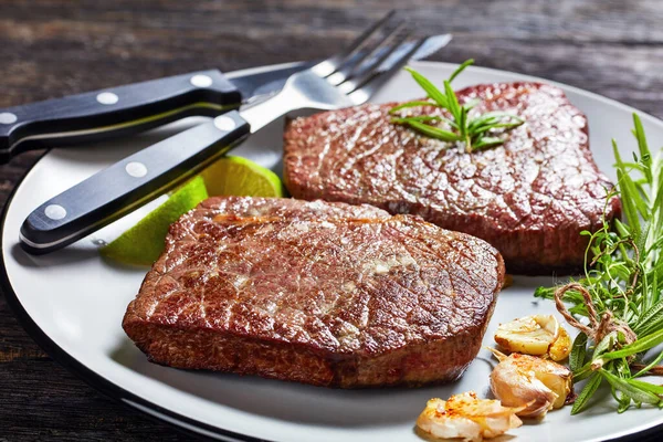 Filetes Carne Res Frita Con Romero Ajo Lima Plato Con — Foto de Stock