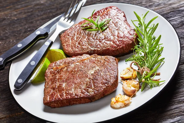 Filetes Carne Res Frita Con Romero Ajo Lima Plato Con — Foto de Stock