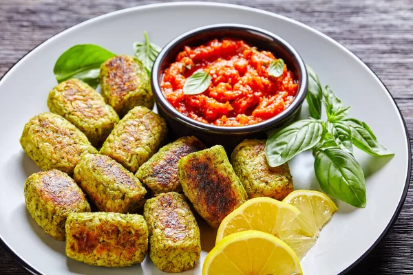 Brócoli Horno Plato Con Salsa Marinara Una Mesa Madera Oscura — Foto de Stock