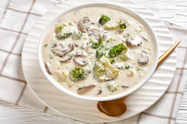 Sopa Queijo Brócolis Cogumelos Uma Tigela Branca Com Uma Colher — Fotografia de Stock