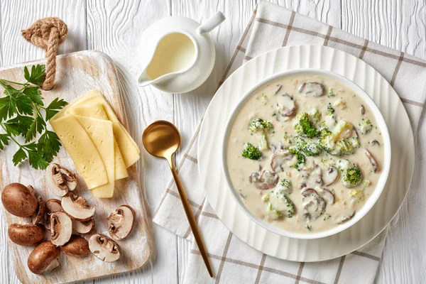 Paddestoel Broccoli Kaassoep Een Witte Kom Met Een Gouden Lepel — Stockfoto