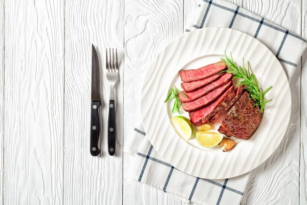 Bife Carne Cozida Striploin Pan Frito Fatiado Servido Uma Placa — Fotografia de Stock