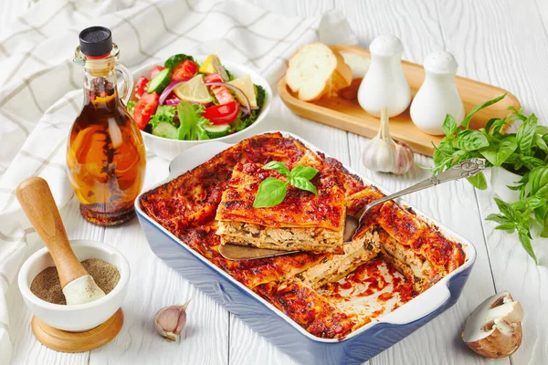 Plantaardige Lasagne Met Tofu Champignons Passatasaus Een Bakvorm Geserveerd Met — Stockfoto