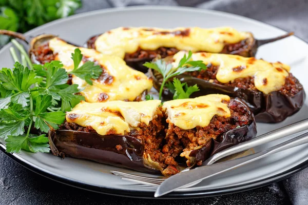 Griekse Gevulde Aubergines Met Gemalen Rundvlees Tomaten Belegd Met Bechamelsaus — Stockfoto