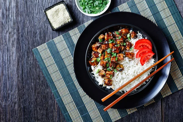Tofu Teriyaki Asiático Con Arroz Espolvoreado Por Cebolla Verde Semillas — Foto de Stock